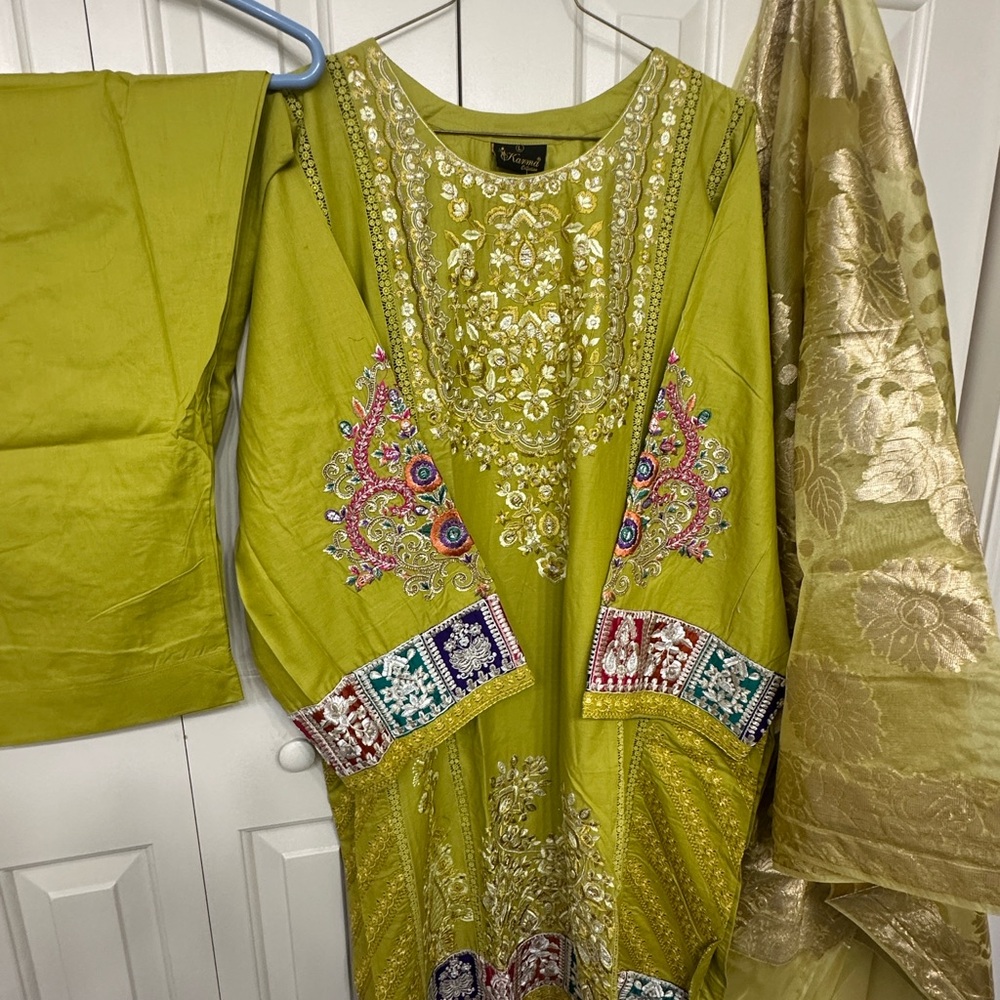 Super Sale‼️Embroidered luxury Green Traditional Outfit by Dikhawa size 24 - Picture 2 of 13